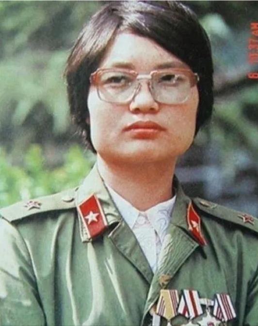 [微风]1986年，一个女医生被哨兵拦住，要求出示通行证，没想到，她直接掏出一颗