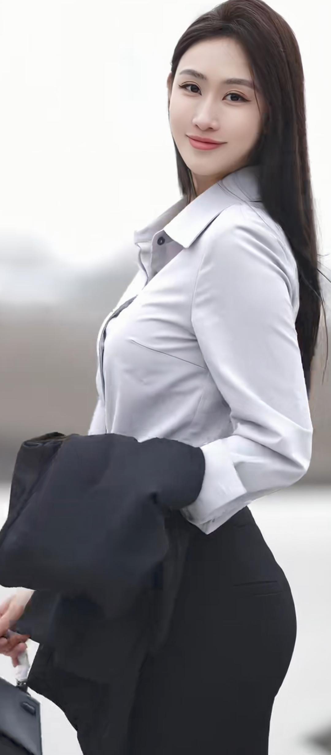 优雅职场风，白衬衫+黑裤，自信满满！💼✨
