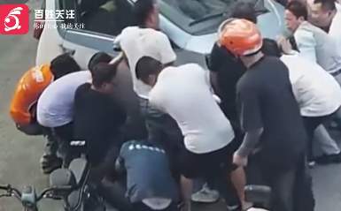 广东一小孩被卷入车底，周围群众拦停车辆并一起抬车将其救出，事故原因正在调查