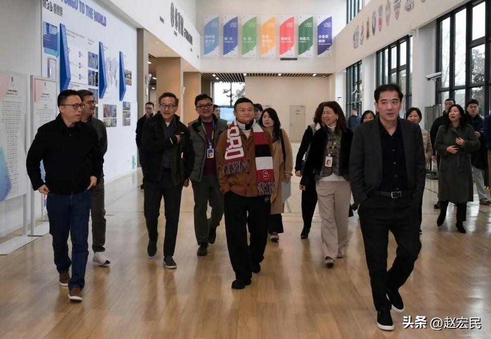 3月3日，马云带领阿里高管现身杭州云谷学校，主要是和老师们谈AI带来的挑战和机会