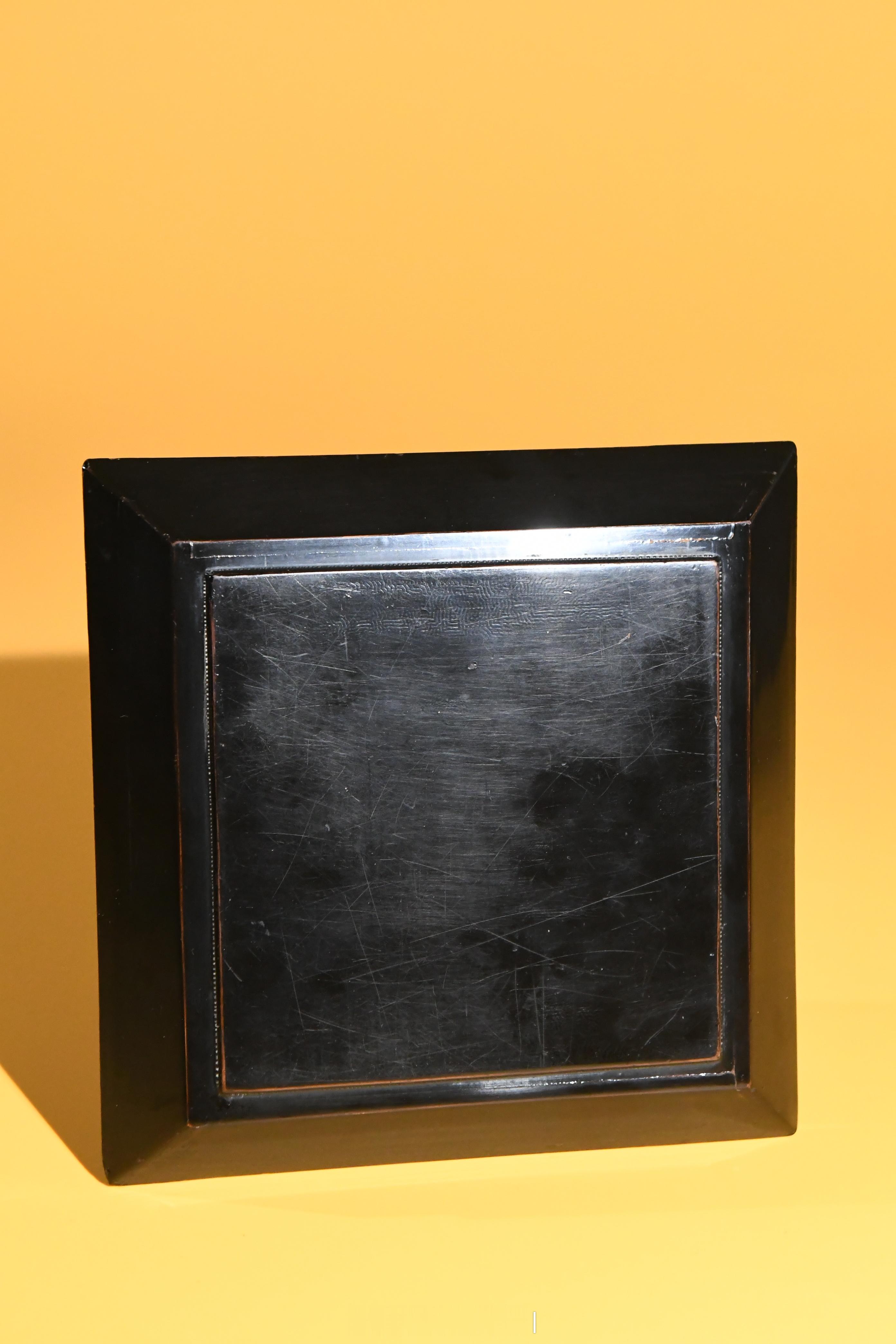 髹饰录 | 明 剔黑人物故事图方盘器以木为胎经琢制髹漆剔刻而成，方体，浅身，斜壁