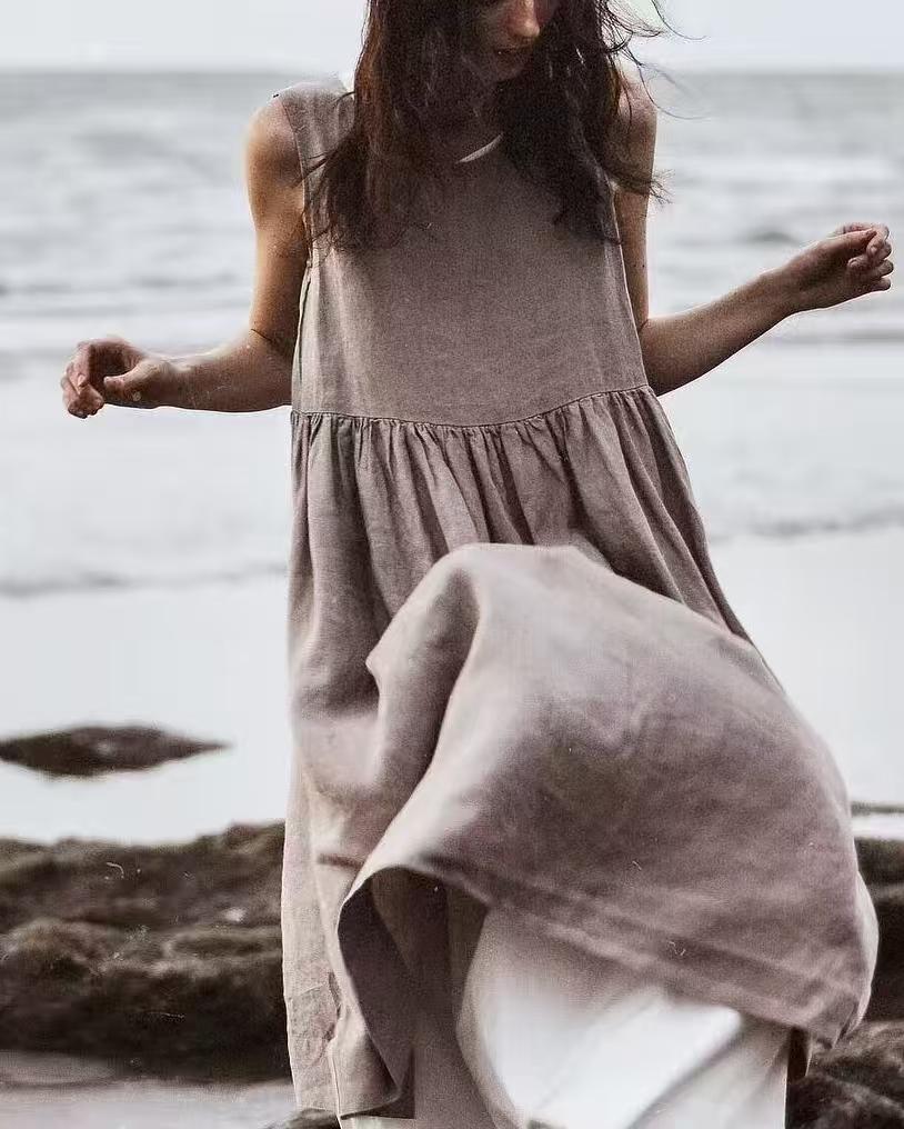 无数颗风的心
跳动在我们爱的寂静上。
万千个吻破碎沉没，
被撼击在夏日之风的门前