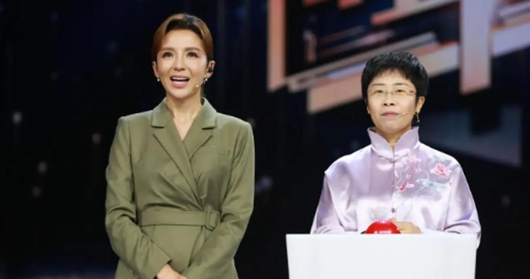 北大才女因为学识渊博却至今未婚。

北大才女蒙曼的名字，这几年在文化圈算是响当当