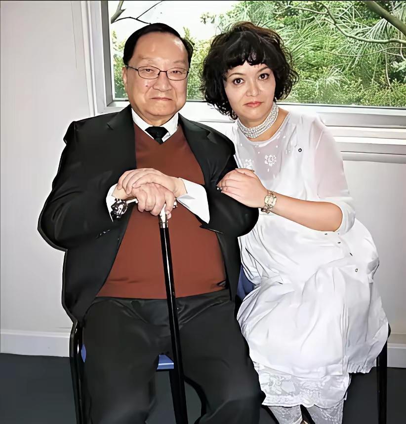 金庸的江湖之外：一场婚外情撕碎的三个人生
 
1976年的香港弥敦道，风里都带着