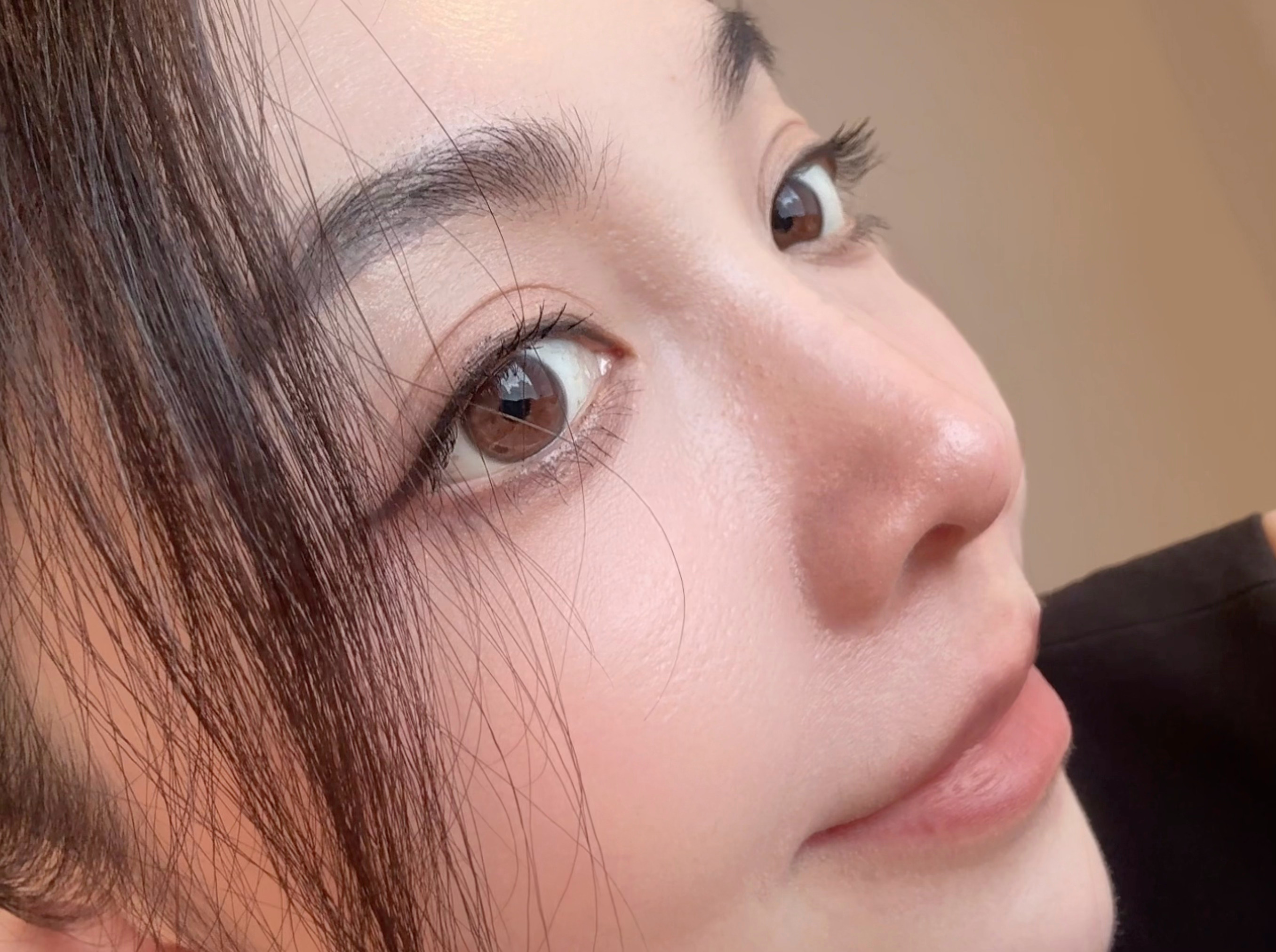 在药妆店买了一只网上很火的睫毛膏，今天用了很一般，还蹭得到处都是，刷头不太好用，