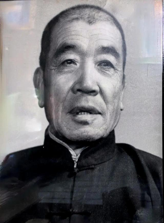 1985年，陈永贵已经辞去副总理职务5年了。儿子来看望他，说组织上派他去山东参加