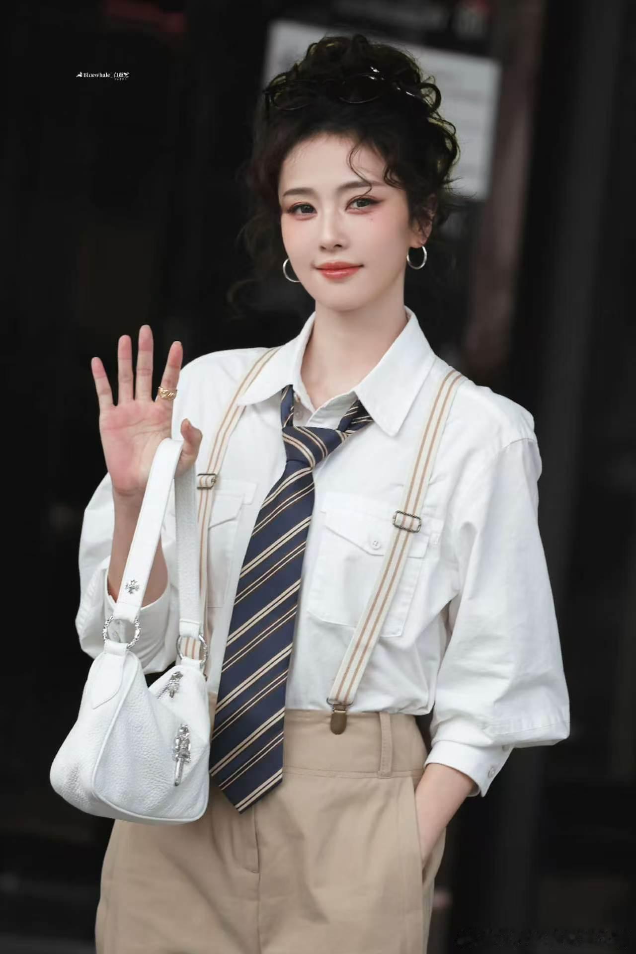 白鹿奔跑吧本次最后一次上班白鹿小卷毛coolgirl造型 最后一次录制，白鹿顶着