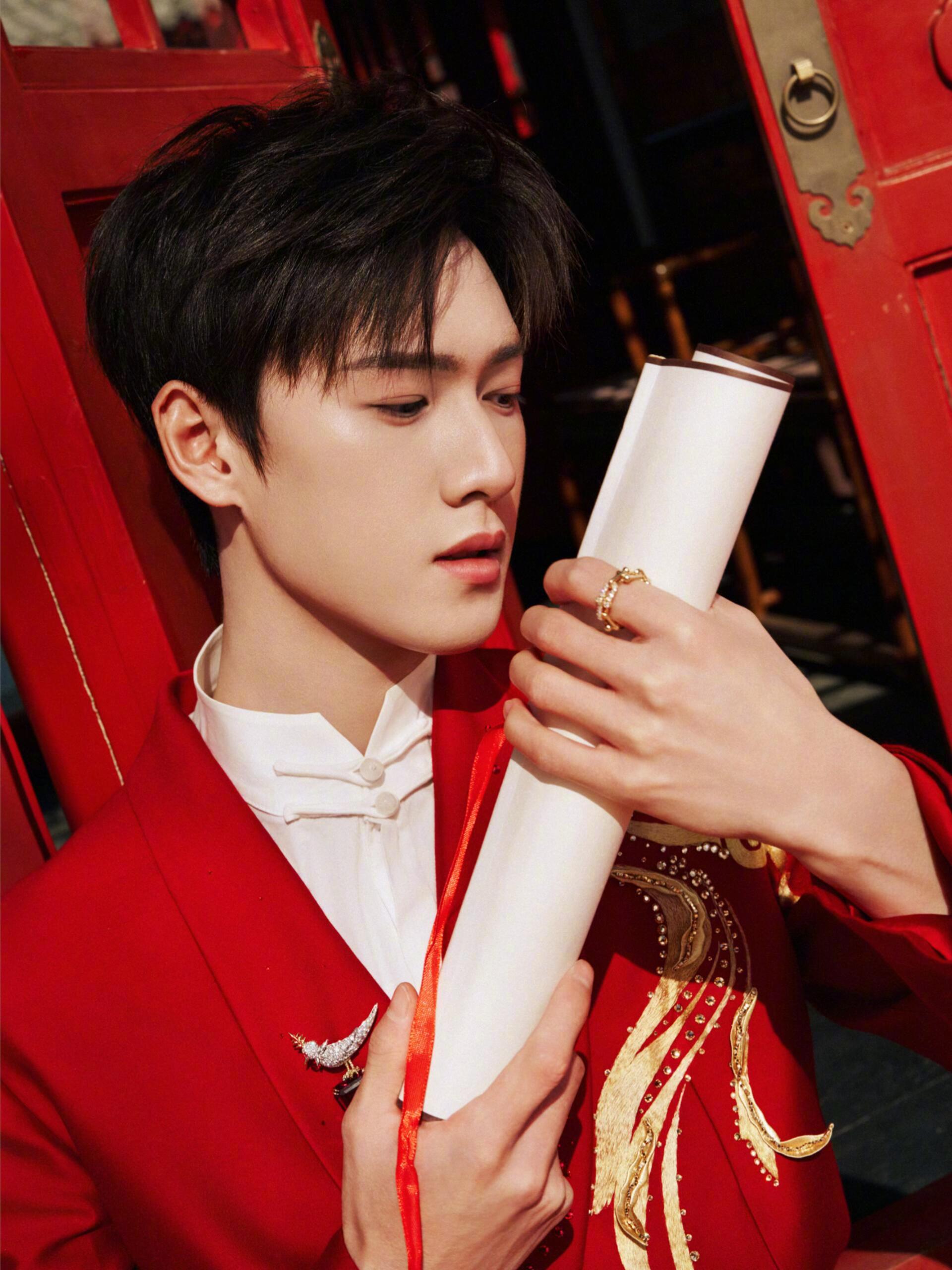 李昀锐红金高定帅到心巴李昀锐这次春晚造型真的很绝，一套红金配色的非遗兰玉高定，新