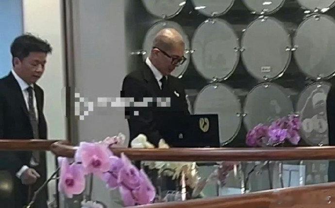 大S妈妈白发人不送黑发人小S陪着S妈在车上等候 雨幕无情地落下，将葬礼现场笼罩在