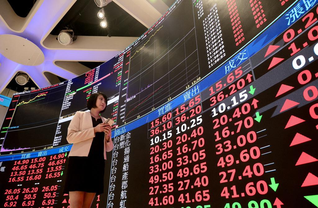 台积电开盘闪见千元 台股上涨近百点。美国最新公布的5月ADP就业报告意外呈现疲软