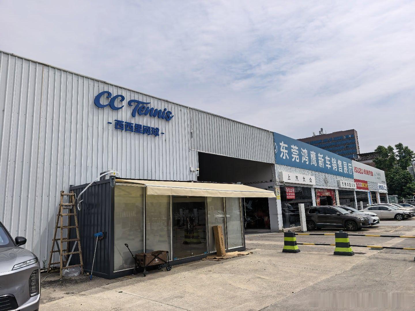东莞曾经寸土寸金的汽车商圈，这家合资品牌4S店不知道开了不知道多少年了，我记忆中