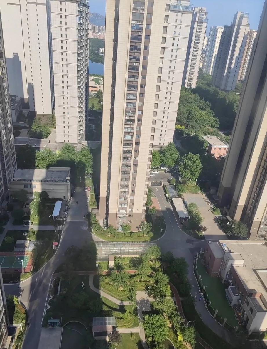 最近我们家里，因为房价的事闹得心里五味杂陈，说出来都是普通人买房的真实心酸。
 