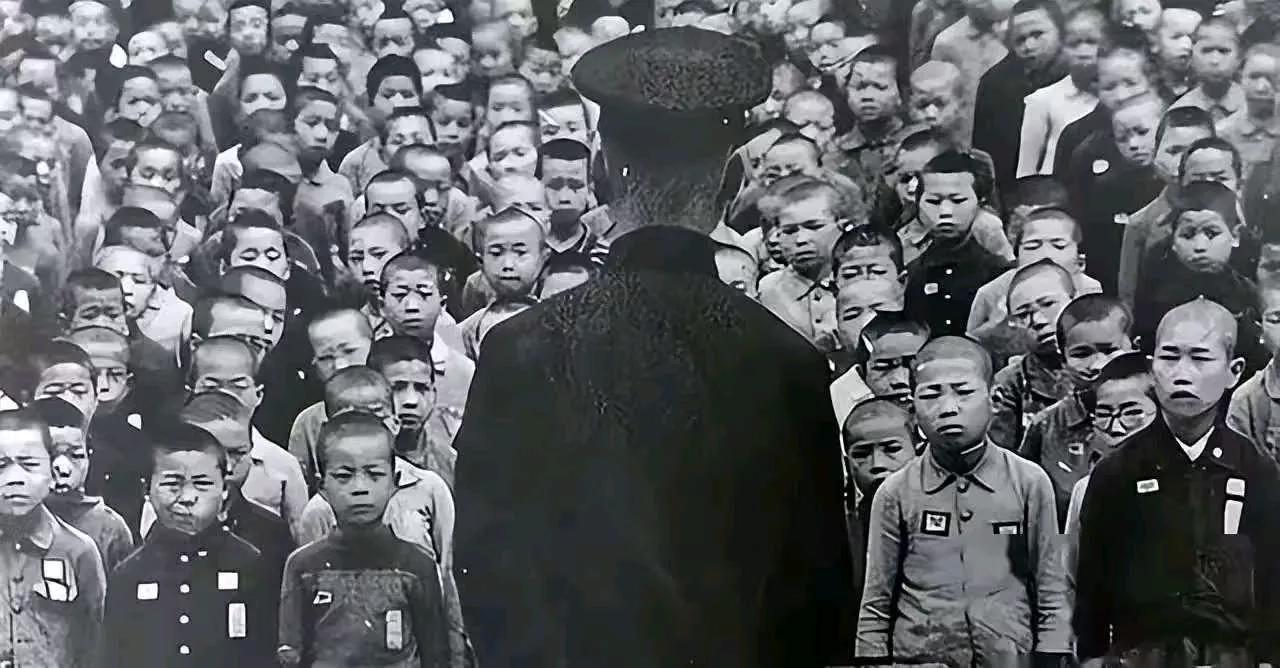 为啥说原子弹下无冤魂，看看当时的广岛女人，学生在做了什么？

1945年8月6日