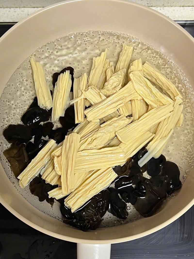 比外卖更好吃的是自制凉拌菜，想吃什么拌什么，青辣椒、小米辣、蒜末、白芝麻淋油爆香