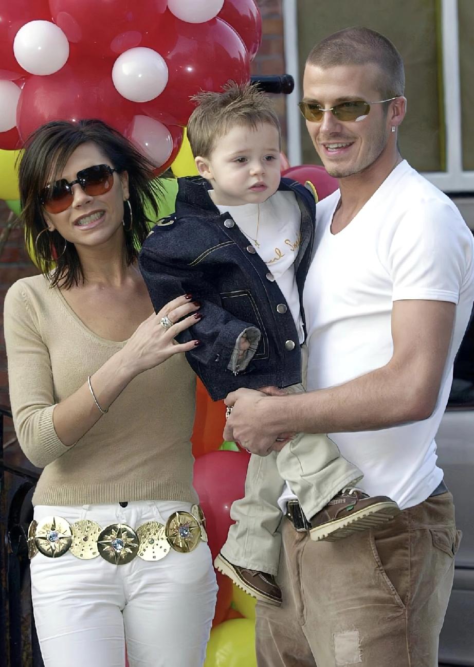 儿大不由爷。
小贝夫妇白养了一个好大儿。
不求那跪乳之恩，人家还隔空手撕亲生父母