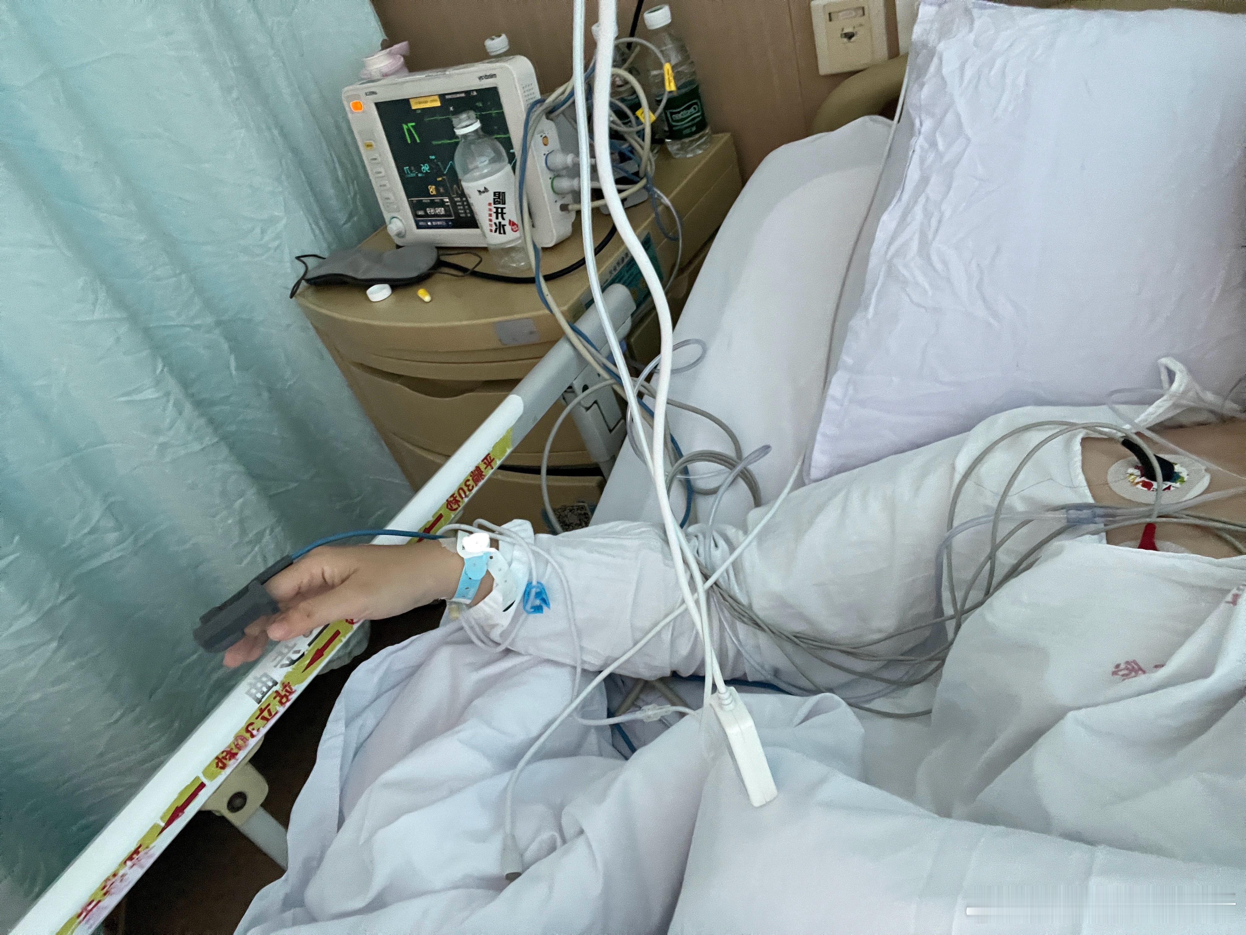 痛痛痛痛痛……然后举起手机想看下自己蓬头垢面的样子，结果发现自己脸型还是蛮流畅的
