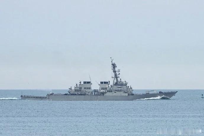 2日5日，据社交网站报道，近日，美军布什号航母离开诺福克港，进入海上活动，还有多