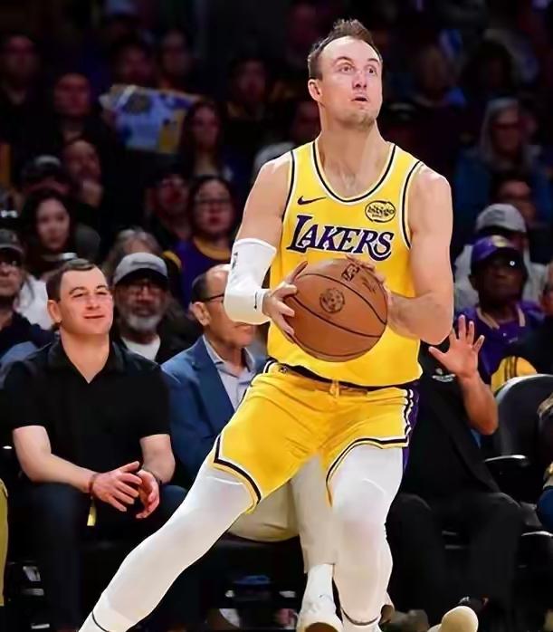 即便独行侠是个弱队
但是你少了东契奇，里弗斯，斯玛特
那湖人就是连弱队都不如
除