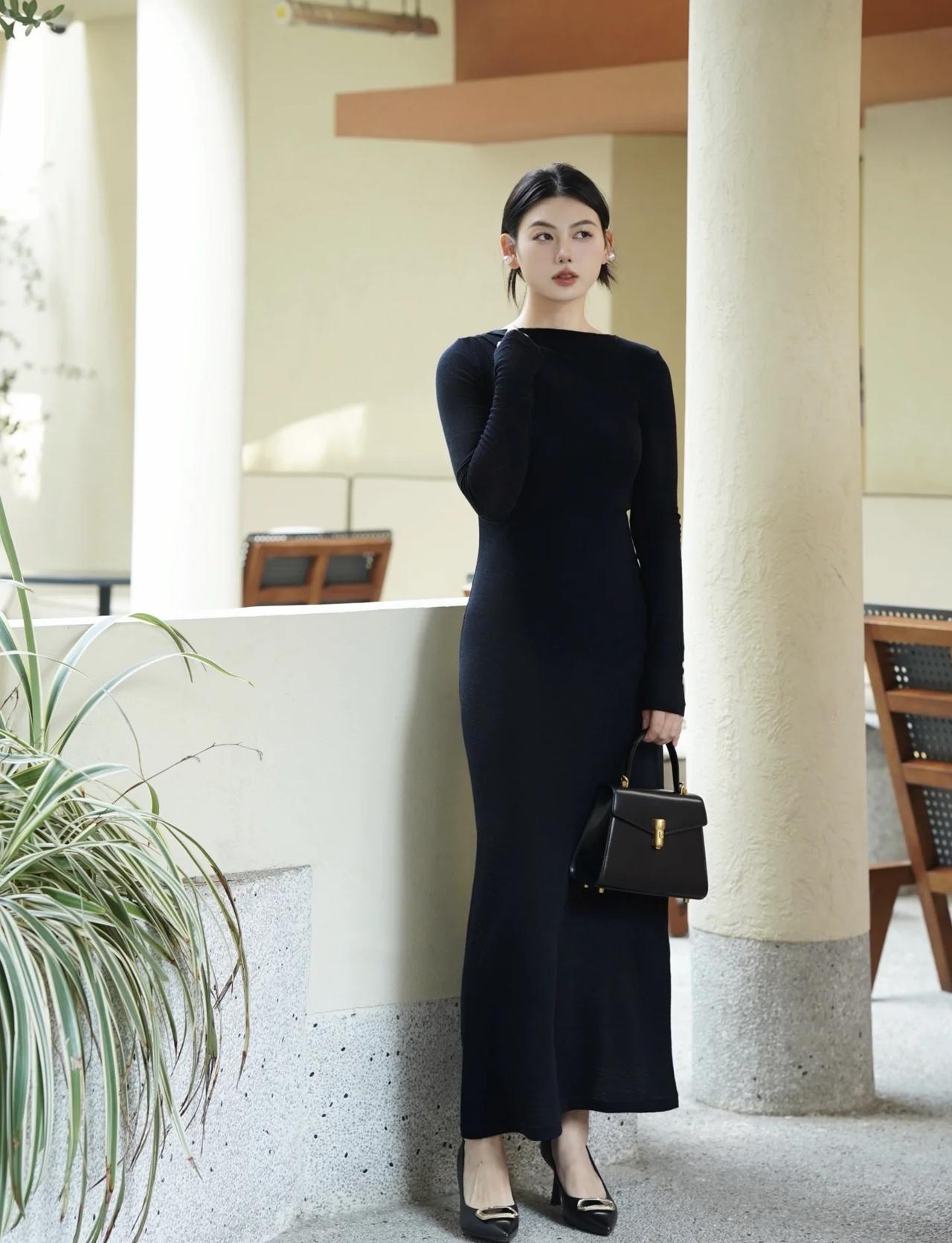 被这件黑色长裙美晕了～🖤
你的穿搭你做主 每天都有值得记录的瞬间