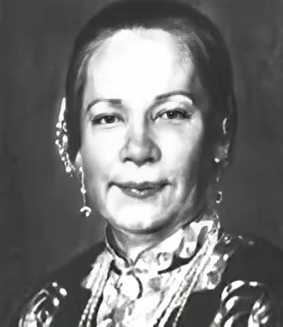 1881年，一女子嫁给香港首富后，多年未孕，无奈之下只能恳求表妹当妾。没想到表妹