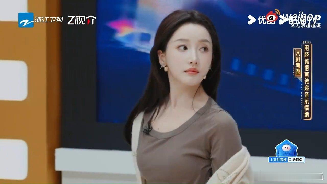 姜贞羽只需轻轻一跳就能going我 这段表演最大的魅力是：她没说什么，但什么都说