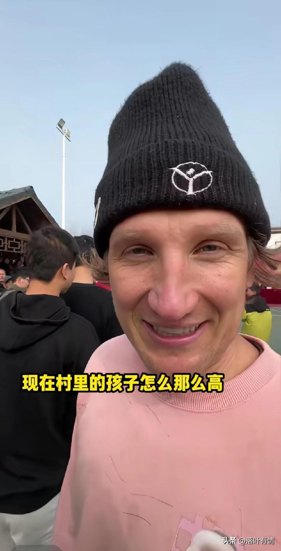 老外来中国征战河南村超，
看到身高都比自己高的孩子，
问他们多少岁了？
没想到对