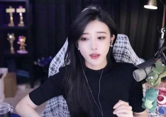 LOL真没热度了，LOL知名女主播竟然靠着出售“写真集”来维持生计[捂脸][捂脸