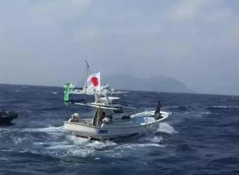 凌晨2点！
日船非法闯入钓鱼岛，
被海警 “贴身陪跑” 3 小时！


凌晨三点