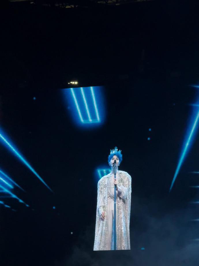 王俊凯蓝发皇冠真王子降临 北京演唱会这一幕真的杀疯了，蓝发搭配冰晶皇冠，亮片披风