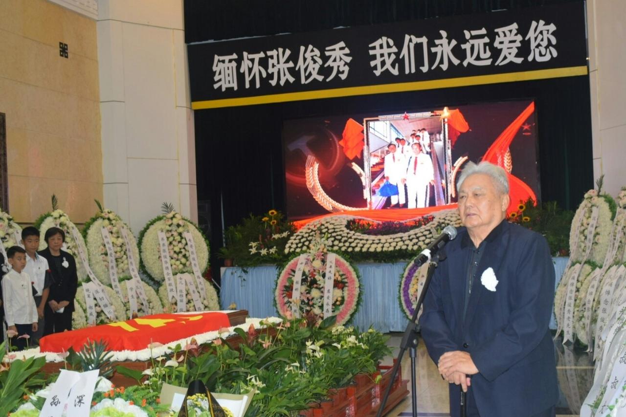 2017年，足坛名将张俊秀葬礼，一张罕见的合影，地点是北京八宝山殡仪馆，画面中拄
