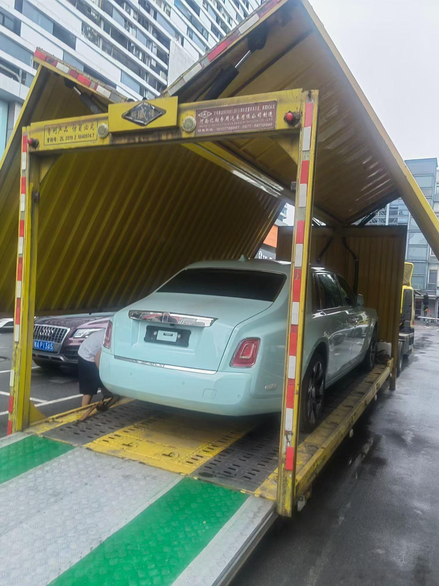 劳斯莱斯·幻影加长4座八代半、准新车，原厂薄荷绿定制车漆，24年上牌 