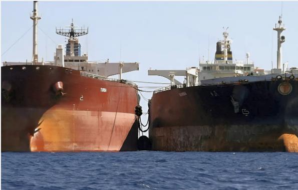 美国封锁海峡第一天失败了！

美国说要封锁霍尔木兹海峡，结果第一天就被打脸了。