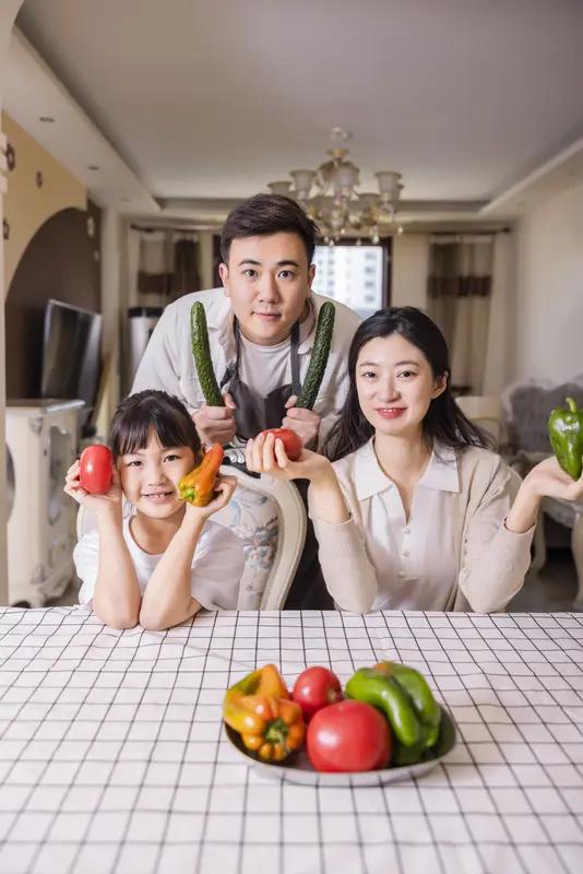 家庭兴旺的第一责任人，从来都是父亲

很多人总说，妈妈决定家庭的温度、旺家旺三代