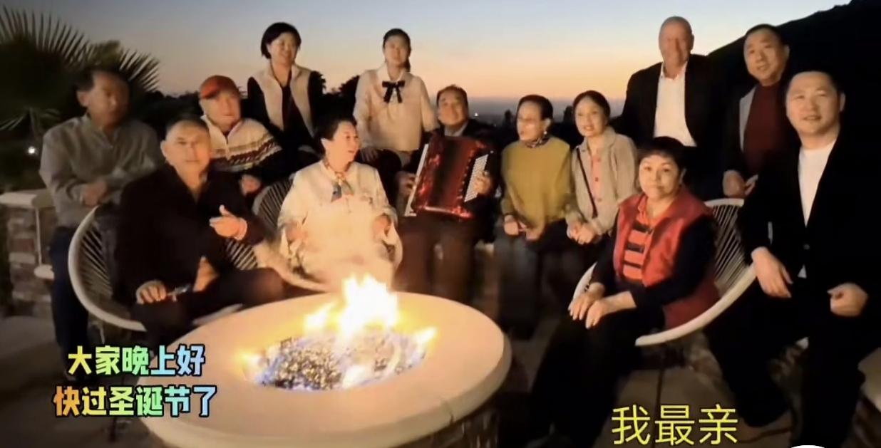 洋装虽然穿在身，我心依然是中国心！一帮德艺双馨的老艺术家在洛杉矶的豪宅深情演唱《