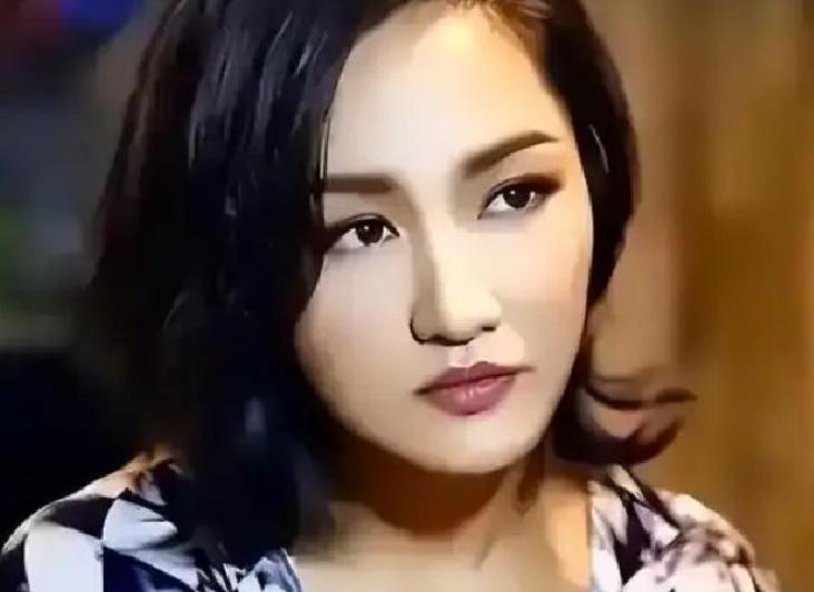 1998年，瞿颖甩出10万元在常德给哥哥买下三居室当婚房。同一年，她在北京接广告