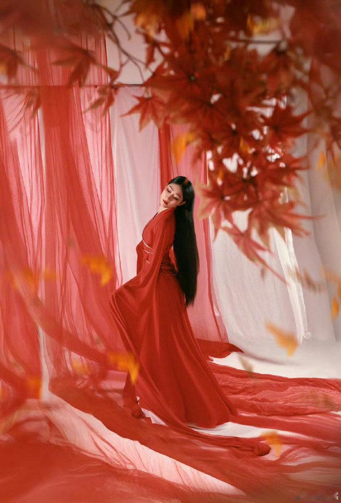 陶昕然撞脸大先生女儿 意外解锁陶昕然撞脸名场面，和大先生女儿同是甜酷气质，眉眼神