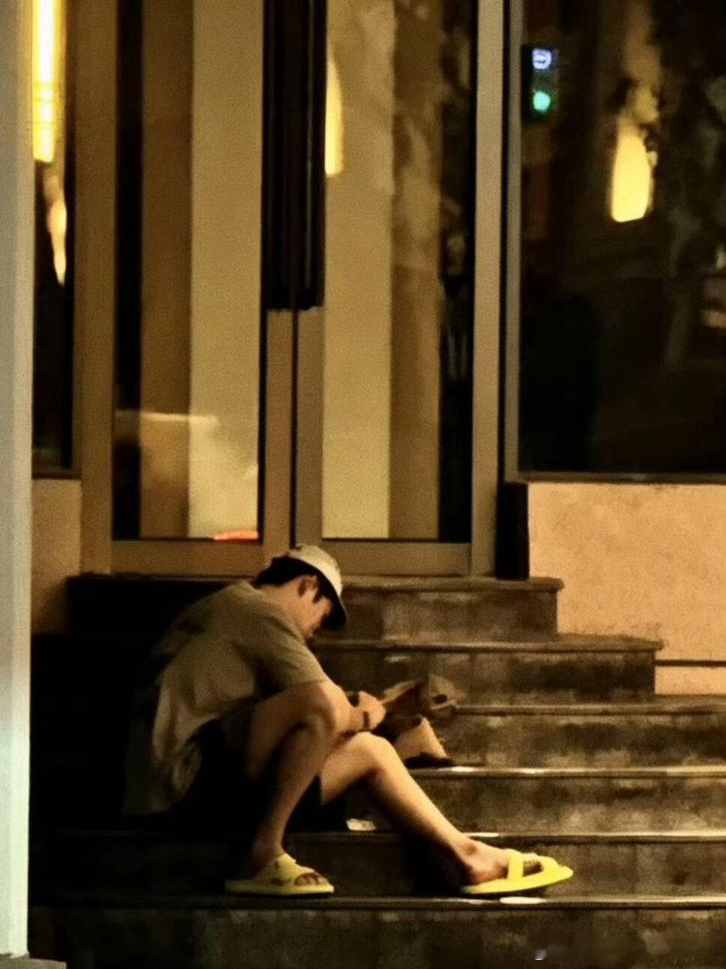 看这张照片莫名的心疼，他真的好爱狗狗，一有时间就抱在身边，没安全感的人是这样的吧