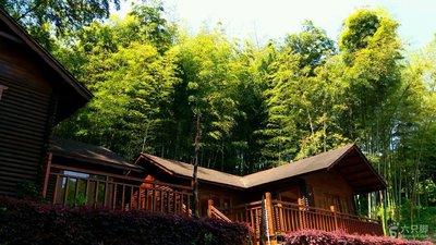 世外桃花源，
鲜有凡尘染。
不论魏晋事，
独守一片天。