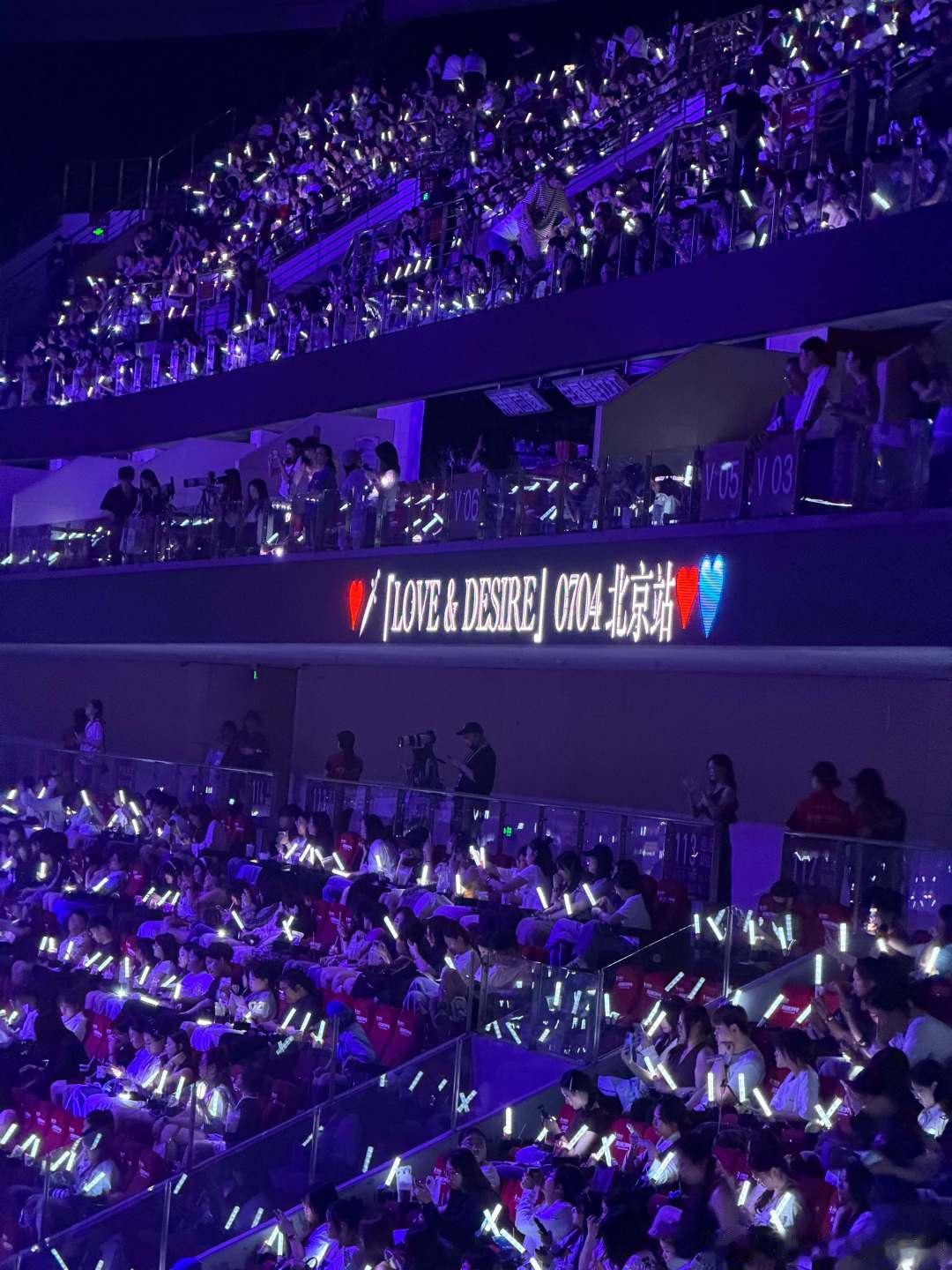 周震南北京演唱会上座率 实拍满场盛况，周震南北京演唱会上座率居高不下，实力收获满