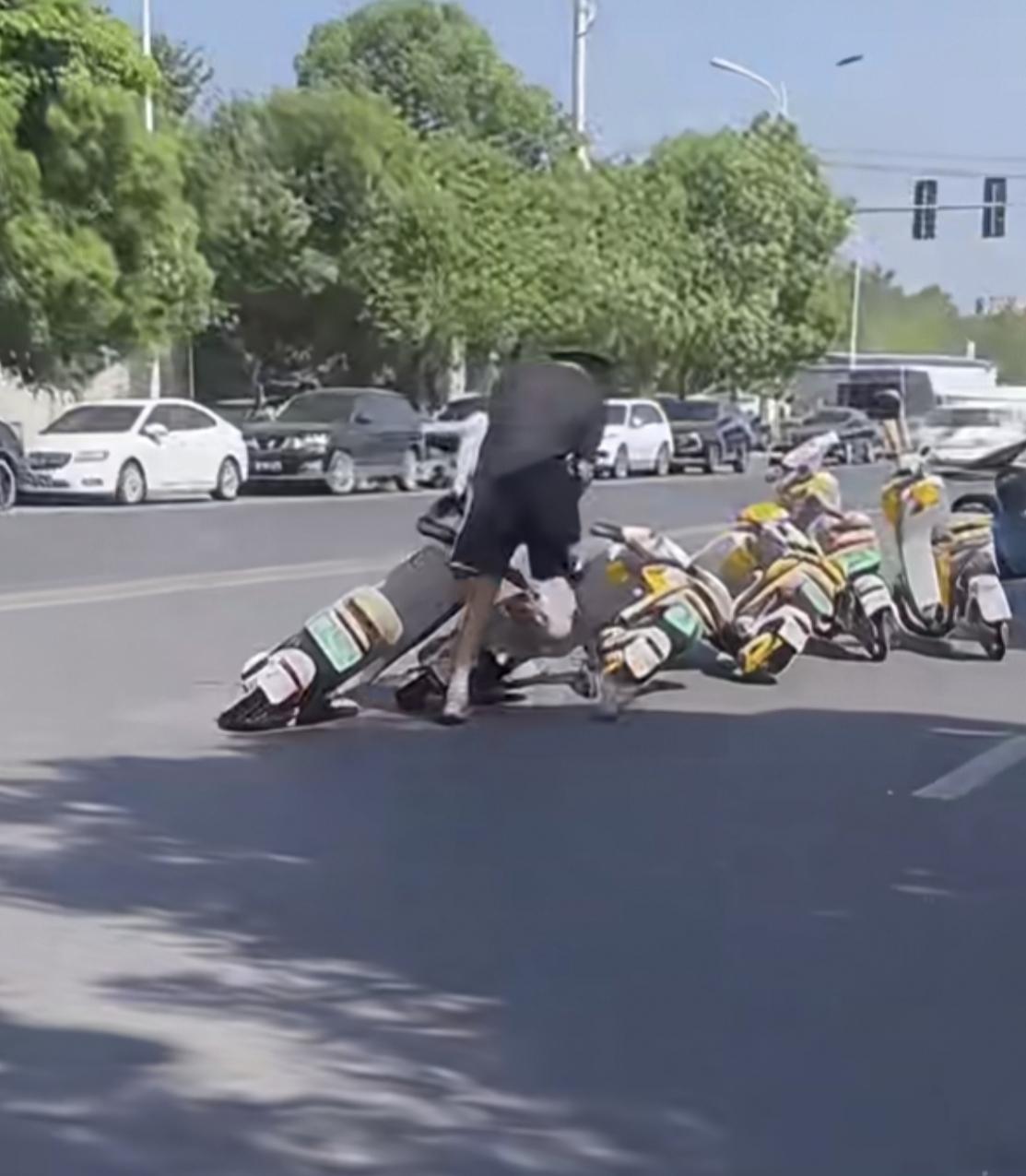 工作人员“回收”共享单车
动作行云流水，一次同时开六辆
我一次开过两辆，超级危险