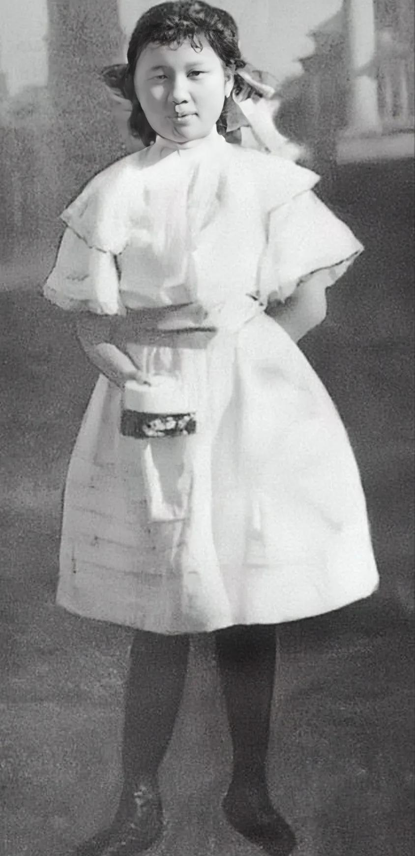 宋美龄从少女到老年的容貌变化，岁月沉淀，越来越美，越来越有气质。
她的美可能不吻