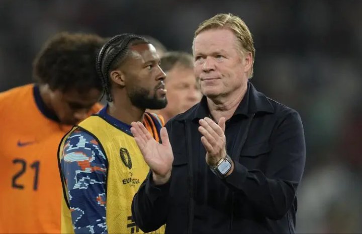 在新闻发布会上，荷兰国家队主帅科曼被问到了对双红会以及斯洛特和滕哈赫两位荷兰教练