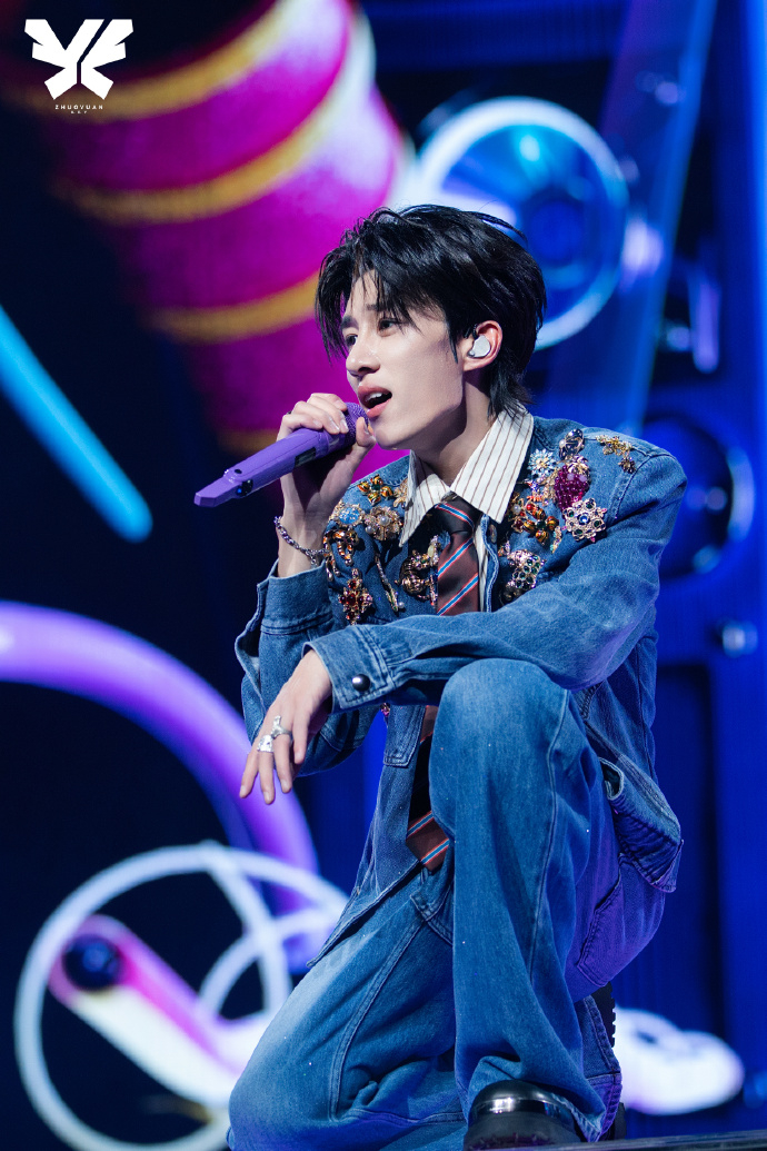 卓沅再跳青春有你主题曲 前奏一响我鼻子就酸了！卓沅在演唱会上重跳青你主题曲，同样
