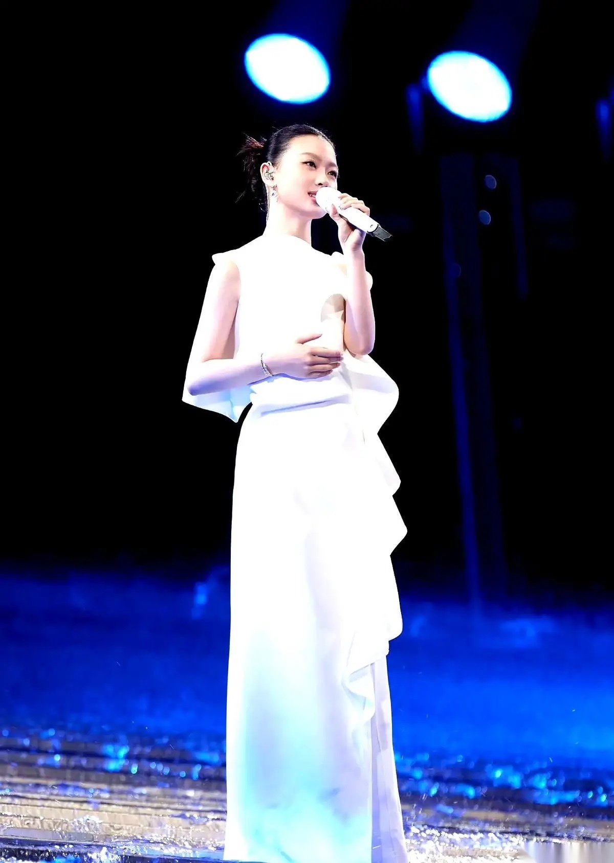 别再笑话人家小姑娘了。你看看她今晚站的是什么地方。全运会开幕式。就刚才，单依纯和