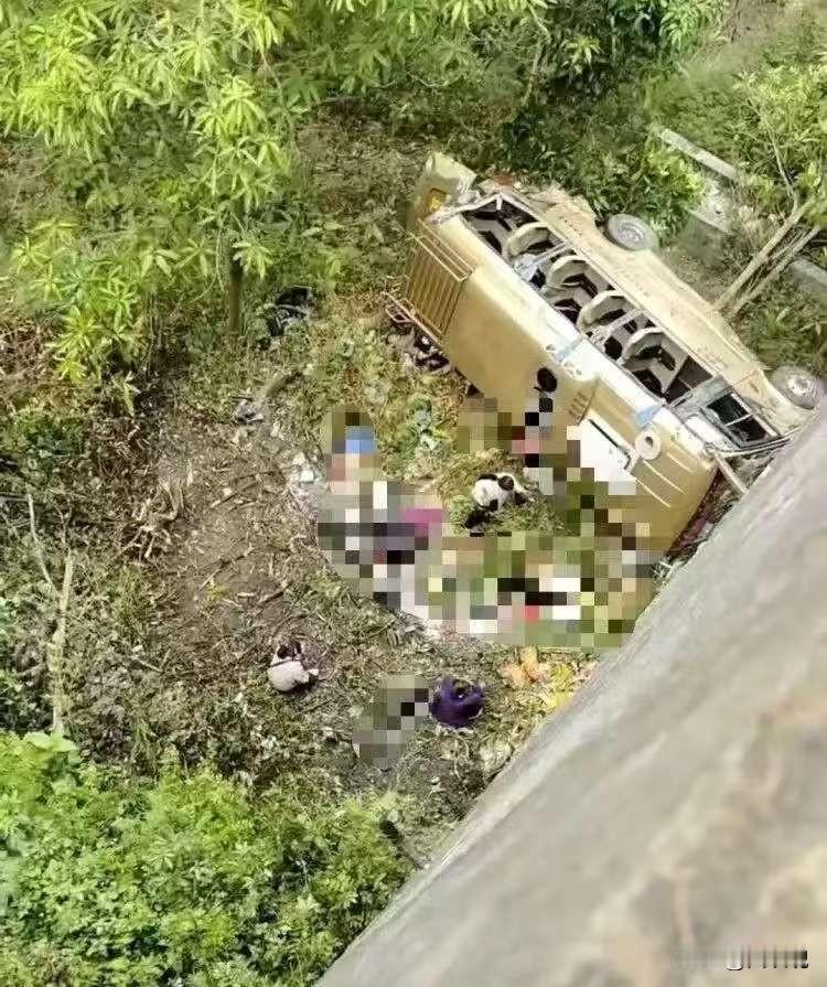云南大巴坠崖，一声叹息

早上起来刚坐下刷到这新闻，心里一下子沉了。4月30号上