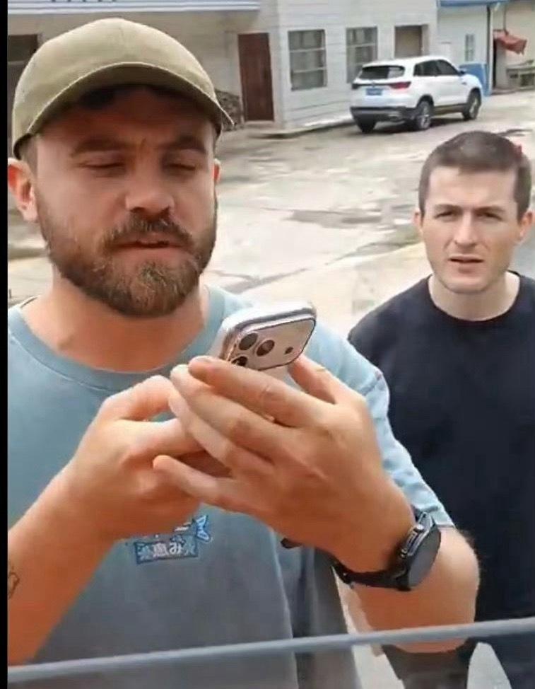 外国网红路边搭顺风车，货车司机一番操作笑翻全网😂
 
最近一段视频在国内外都火