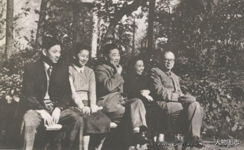 张闻天和使馆工作人员在莫斯科高尔基公园(1954年)
右起:张闻天、刘英、吉合、