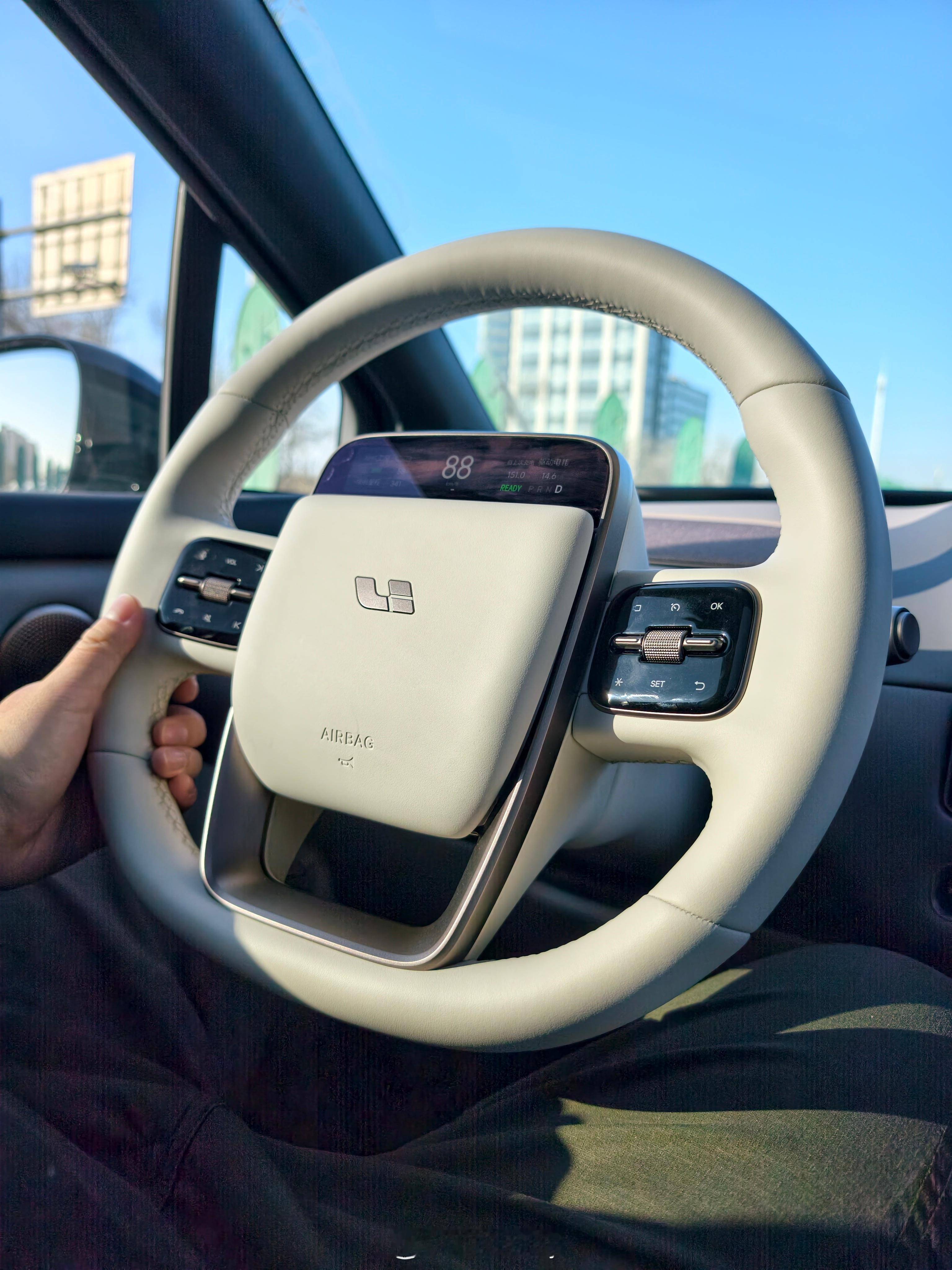 今天出门开理想i6舒舒服服的。理想i6