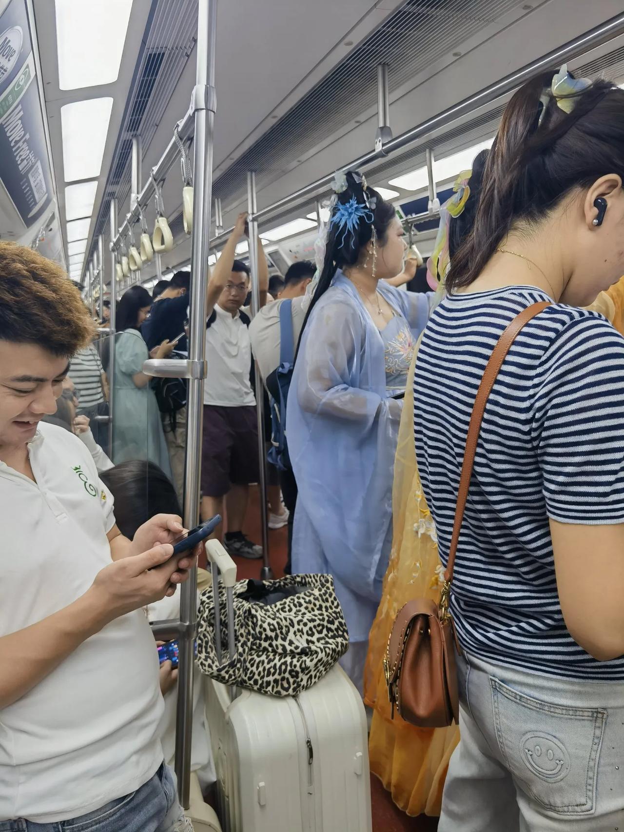 看看持续火爆的西安地铁二号线，晚上8：45客流量依然爆满，祝福冒着高温、酷暑来西