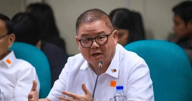 虽然不断派船强闯黄岩岛，但菲律宾农业部长劳雷尔说，中国向菲律宾保证了，不会限制对